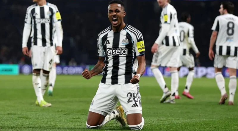 Joe Willock is on his knees and clenching his fists to celebrate scoring a goal