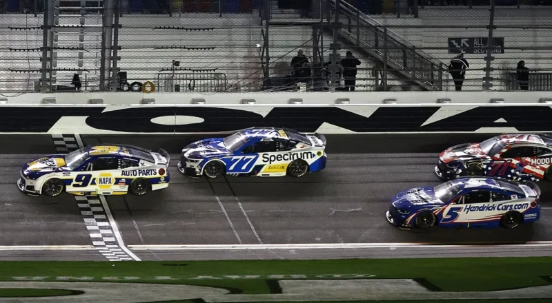 Chase Elliott wins Duel #2 in caution-free race
