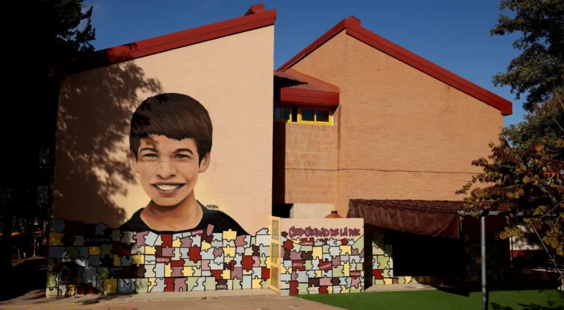 A painting of a young Carlos Alcaraz on the walls of his old school in Murcia