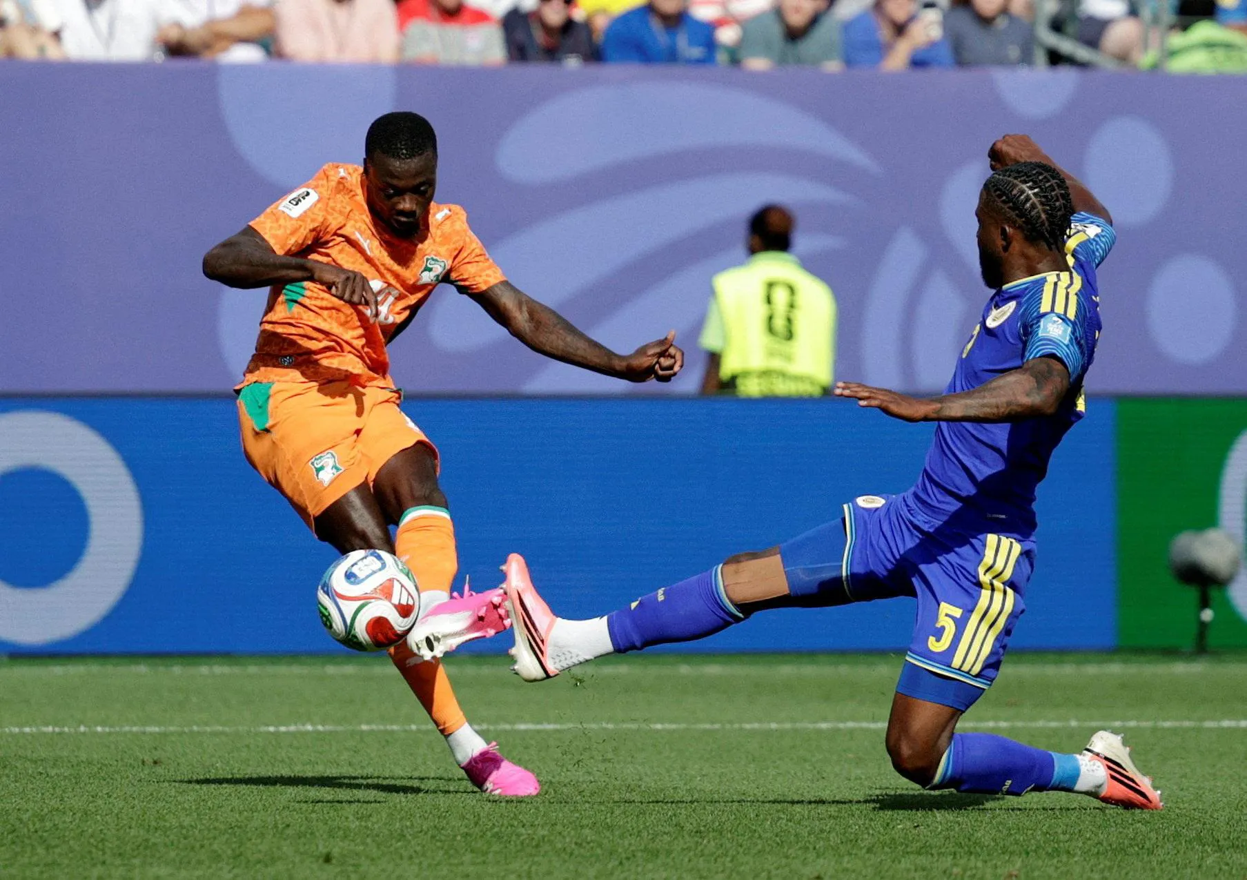 Nicolas Pépé scores