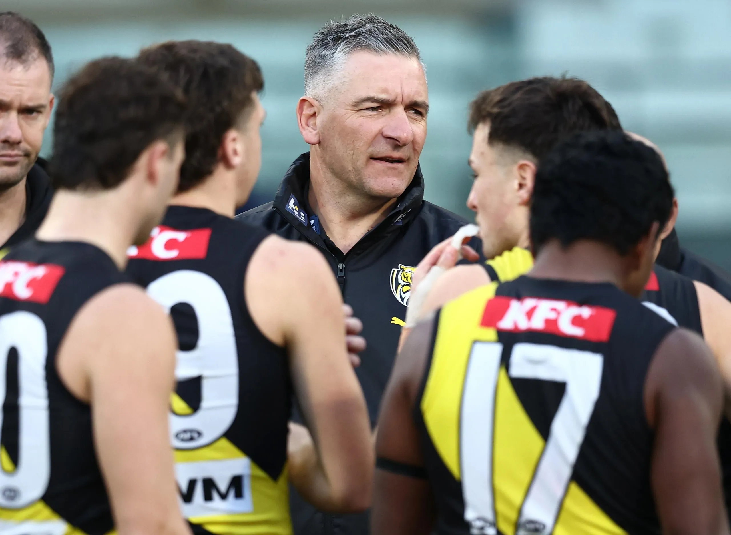 Richmond coach Adem Yze speaks to players 