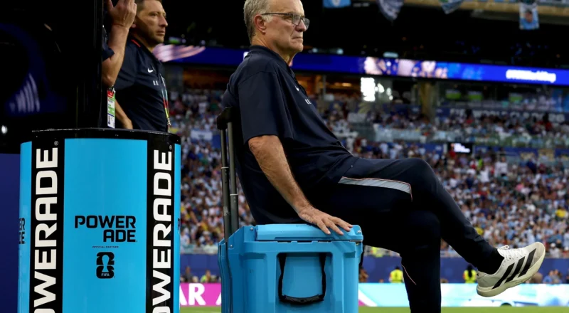 Bielsa’s first meeting with former pupil De la Fuente comes at fractious moment for Uruguay