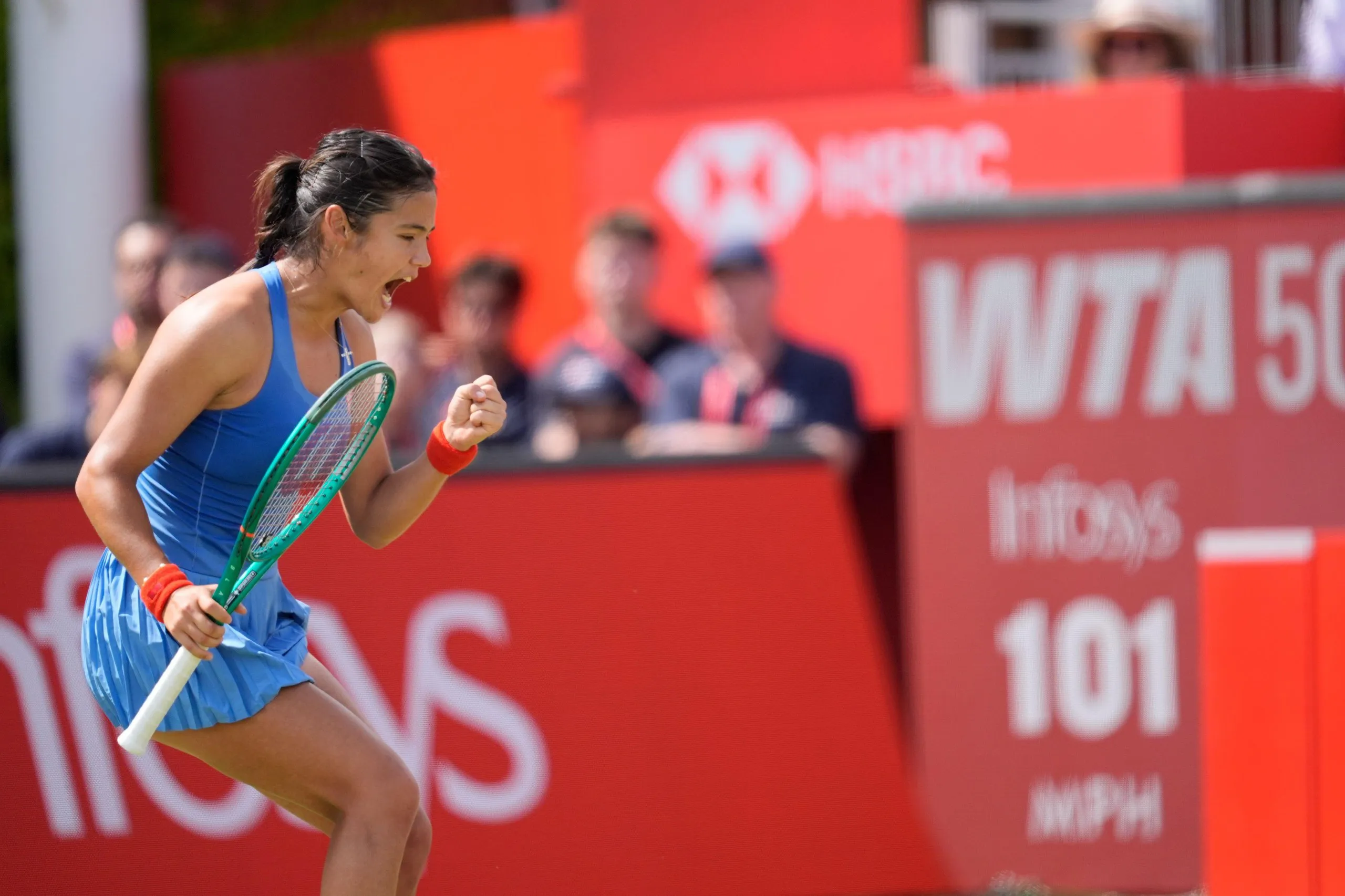 Emma Raducanu clinches her left fist and screams with delight during the final at the Queen’s Club