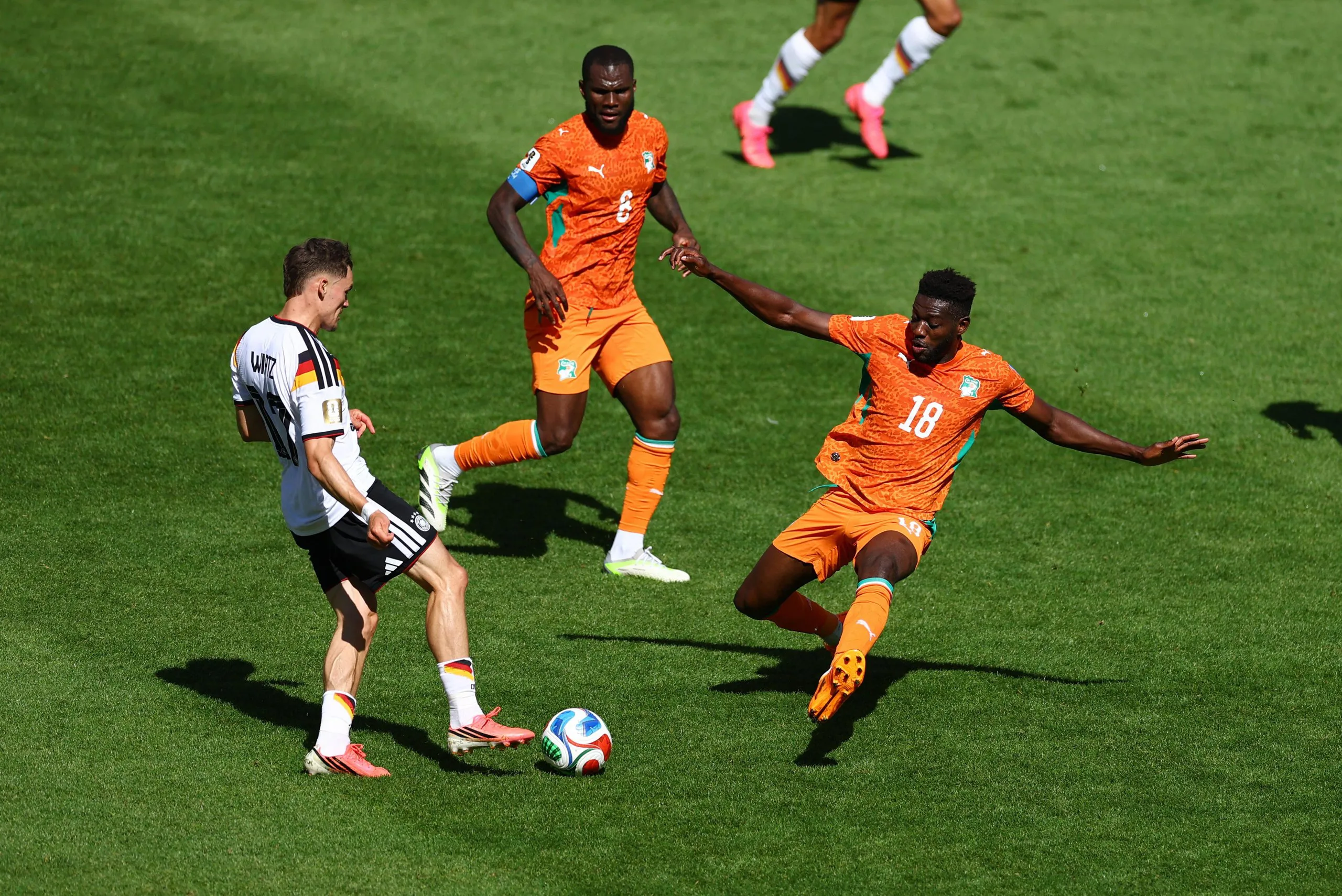 Florian Wirtz faces a challenge from Ibrahim Sangaré.