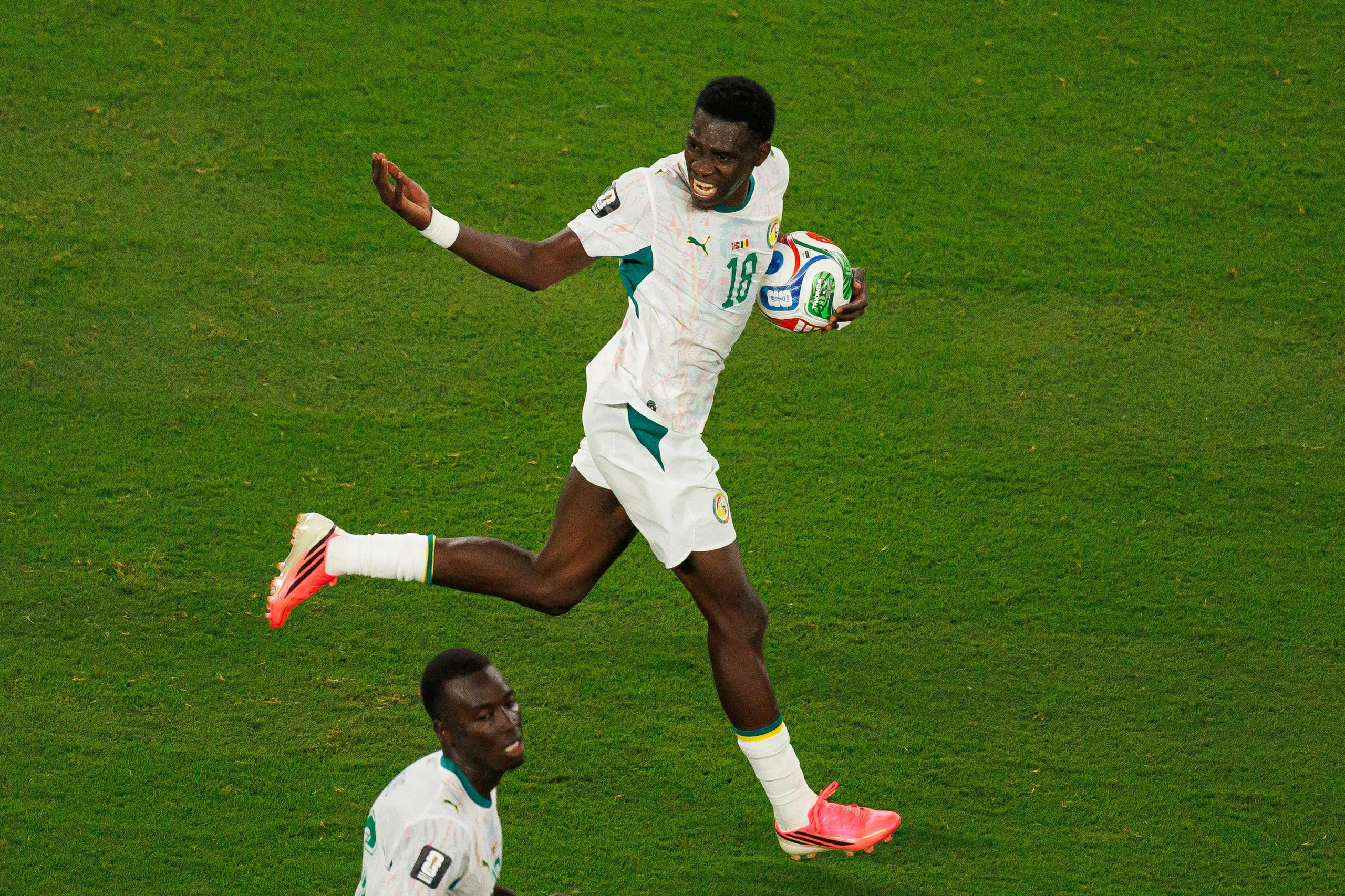 Ismaïla Sarr encourages his Senegal teammates after his late goal