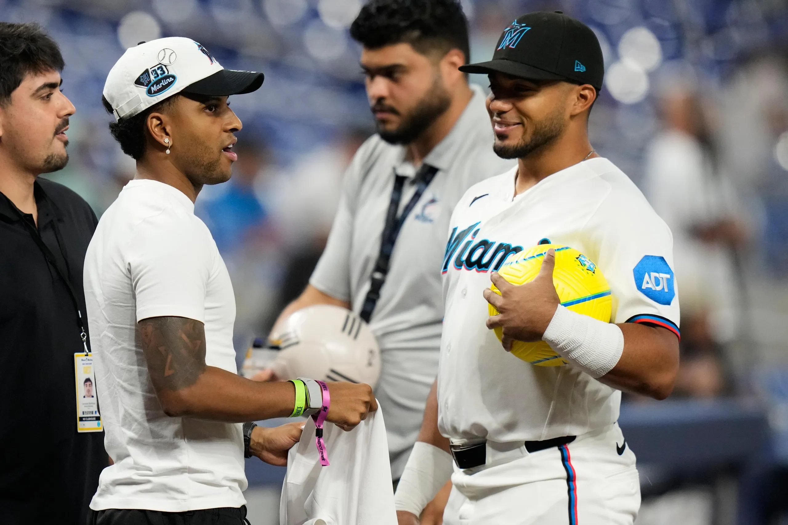 Rodrygo (left) speaks to Leo Jiménez of the Miami Marlins