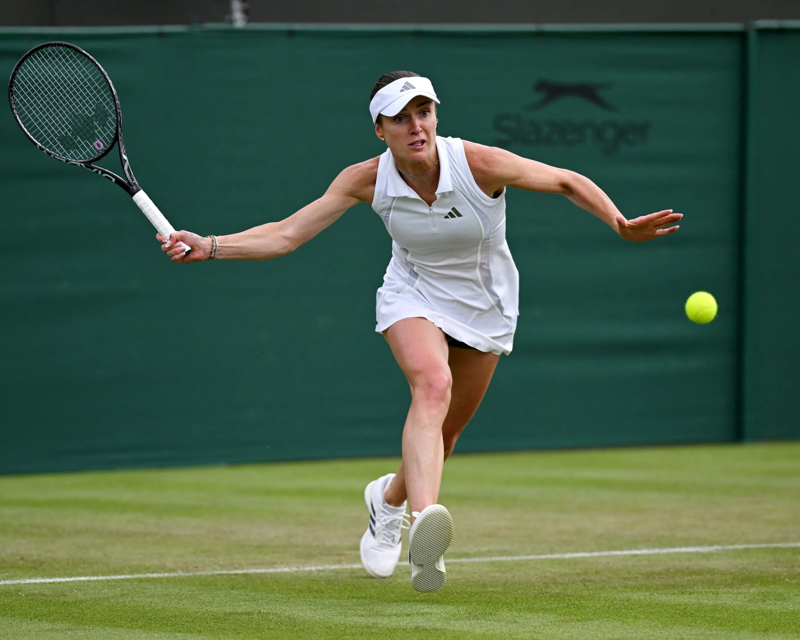 Elina Svitolina plays a forehand during her 5-7, 2-6 defeat by Dara Snigur