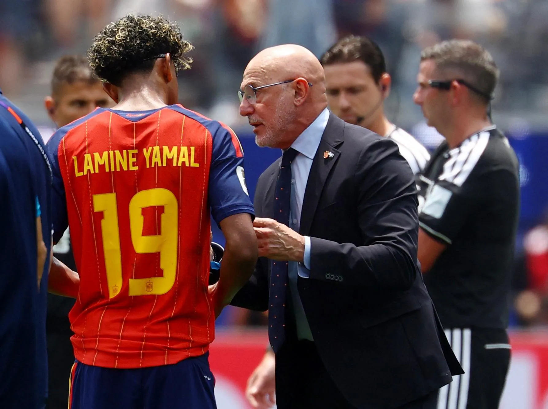 Luis de la Fuente speaks with Lamine Yamal during a hydration break on Friday