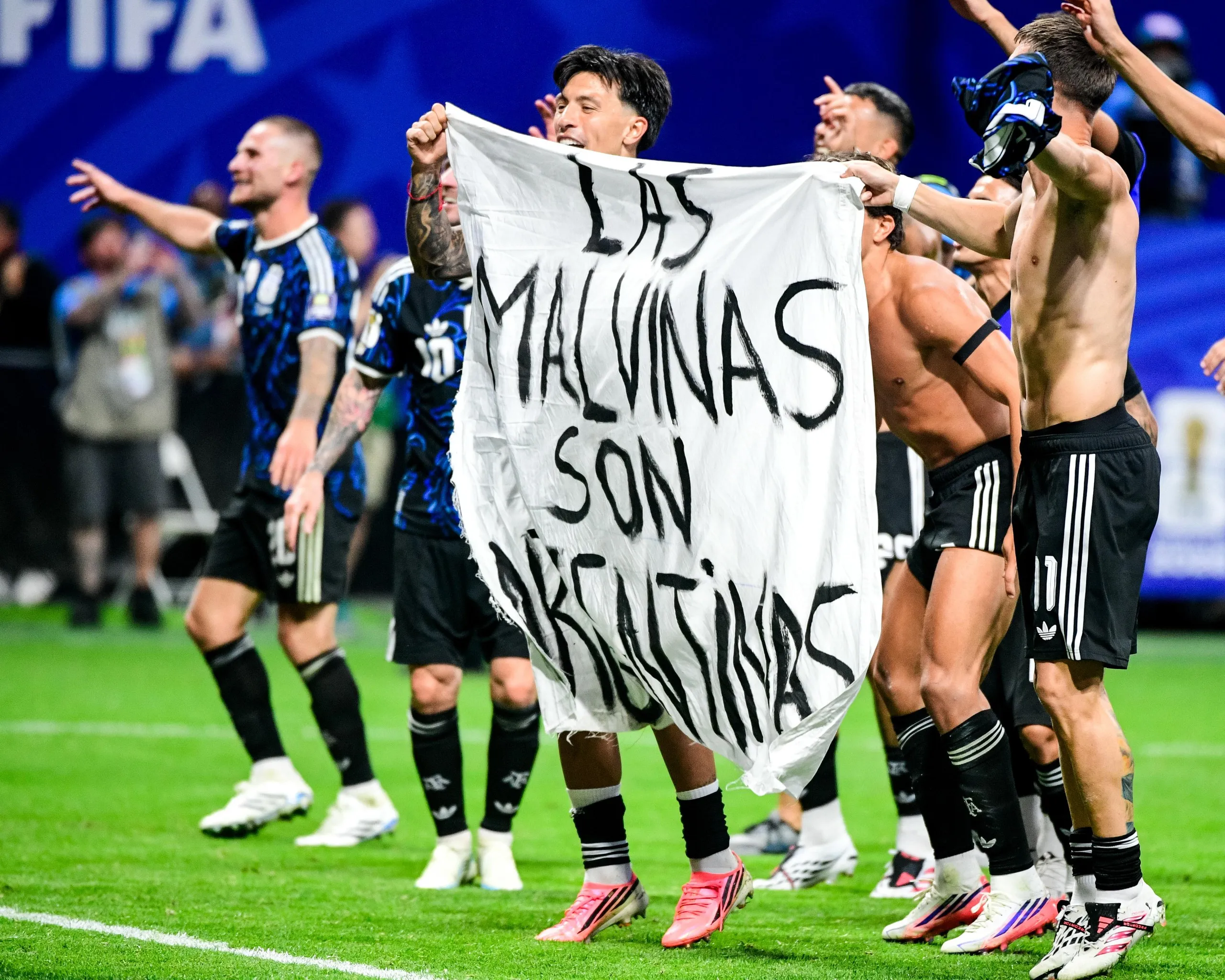 Players of Argentina hold a banner about the Malvinas