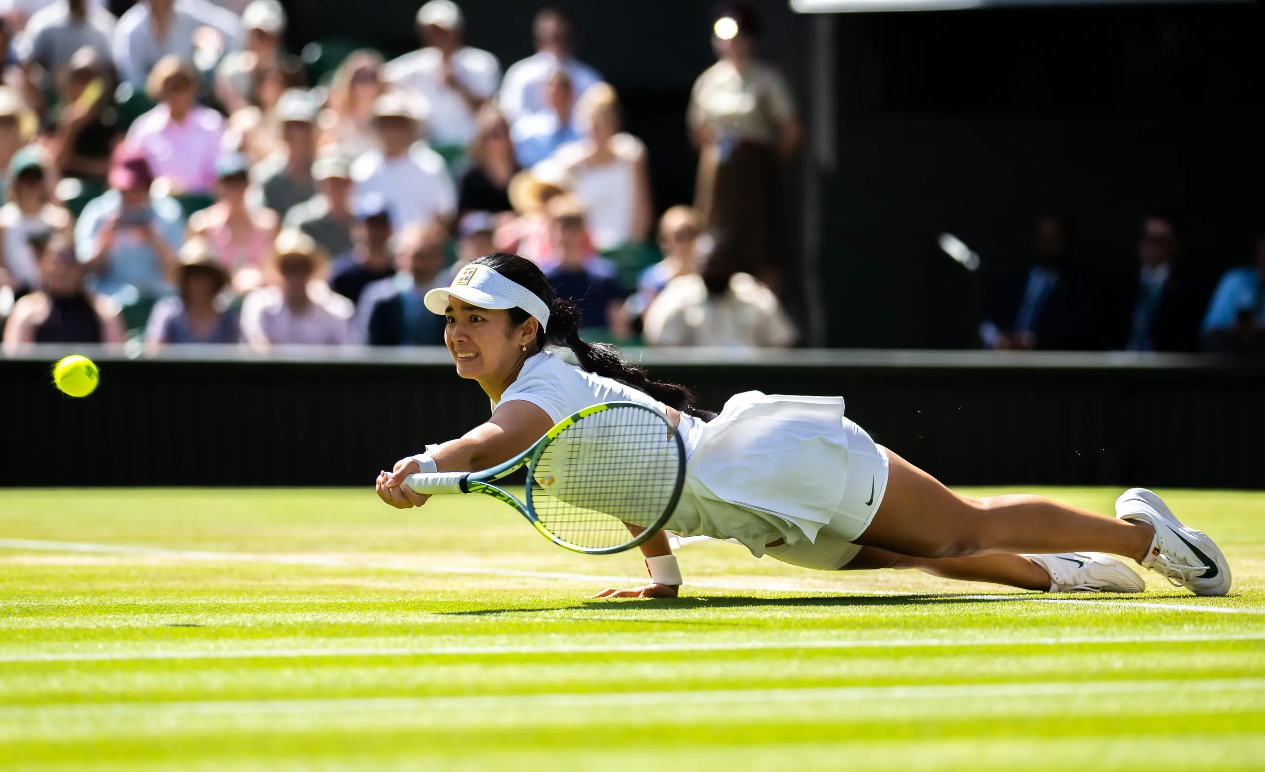 Alexandra Eala on her way to an upset against Iga Swiatek.