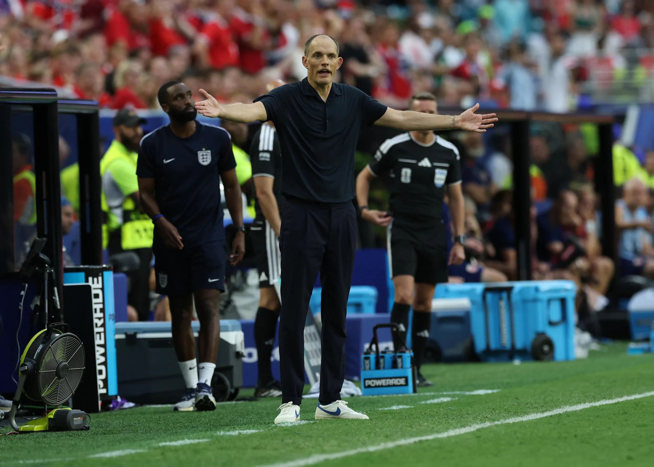Thomas Tuchel gesticulates