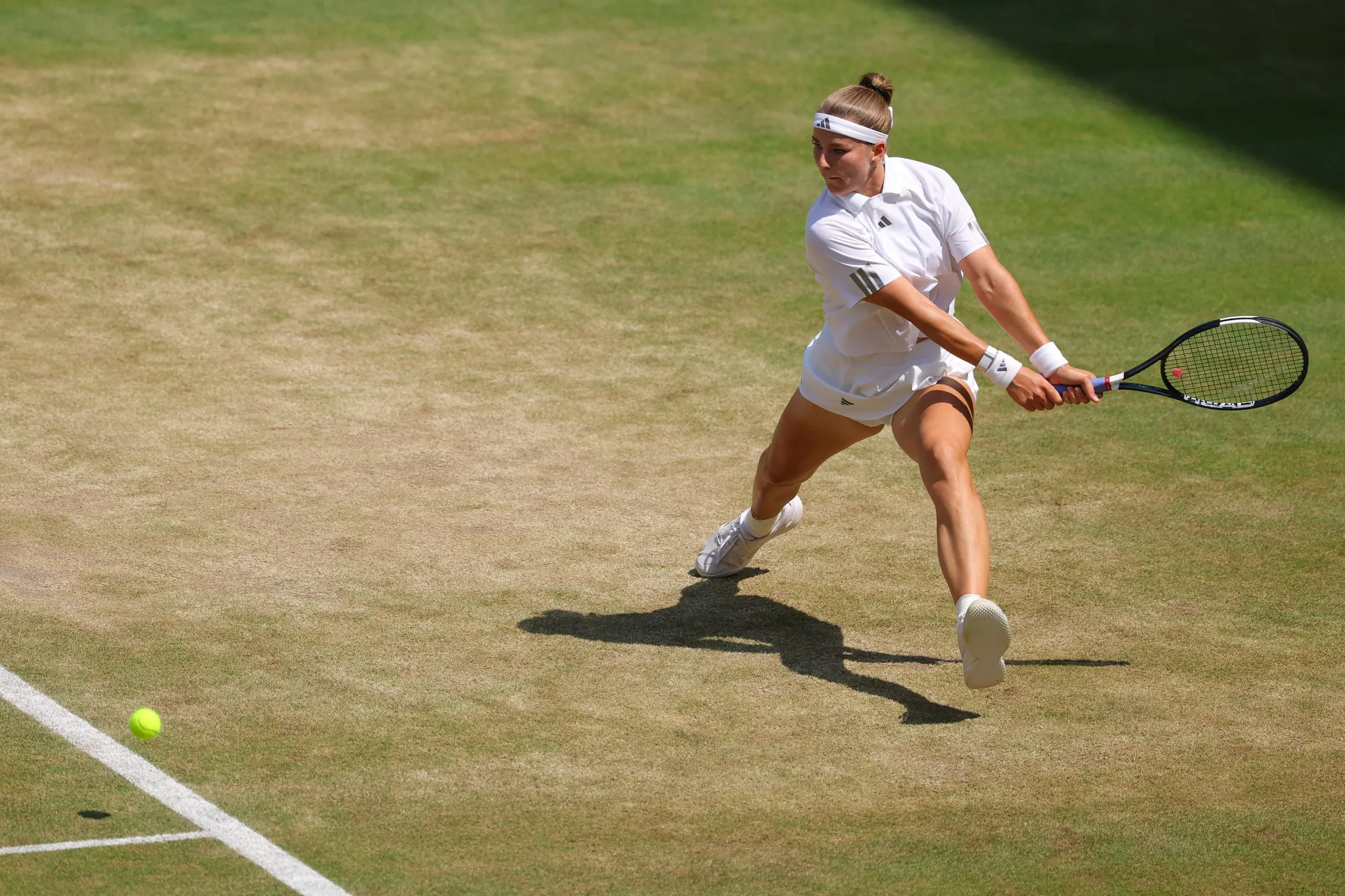 Karolina Muchova plays a double-handed backhand